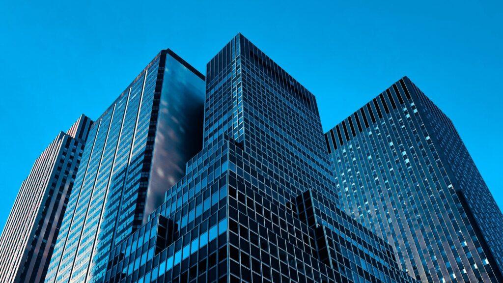 Bürohochhaus mit Glasfassade – Änderungen im Handelsregister
