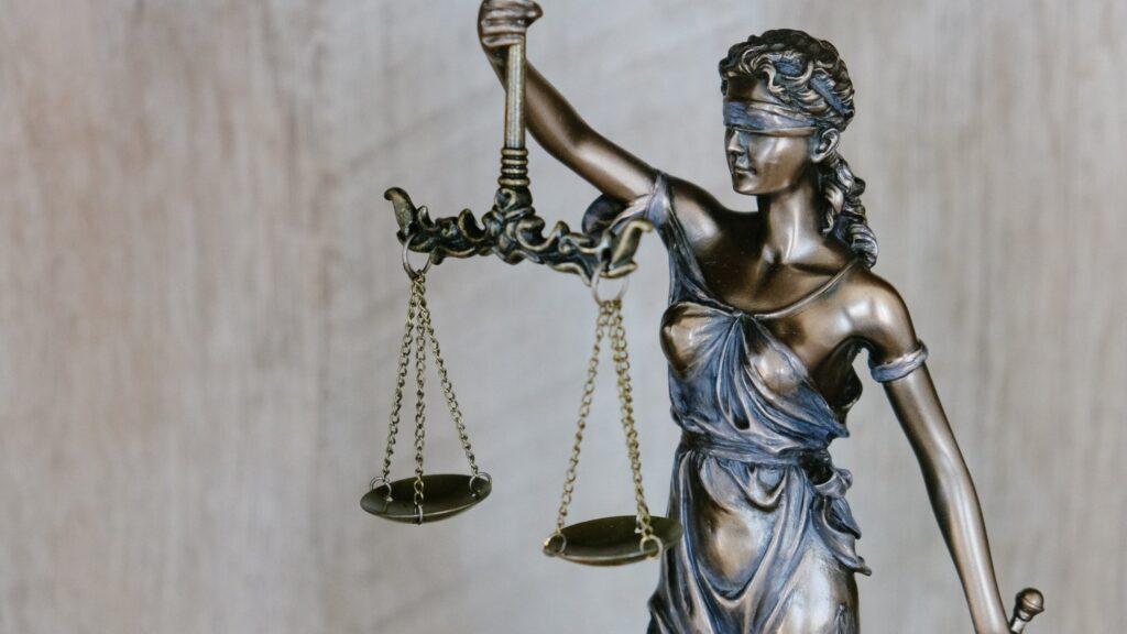 Justitia-Statue mit Waage – die gängigsten Rechtsformen in der Schweiz