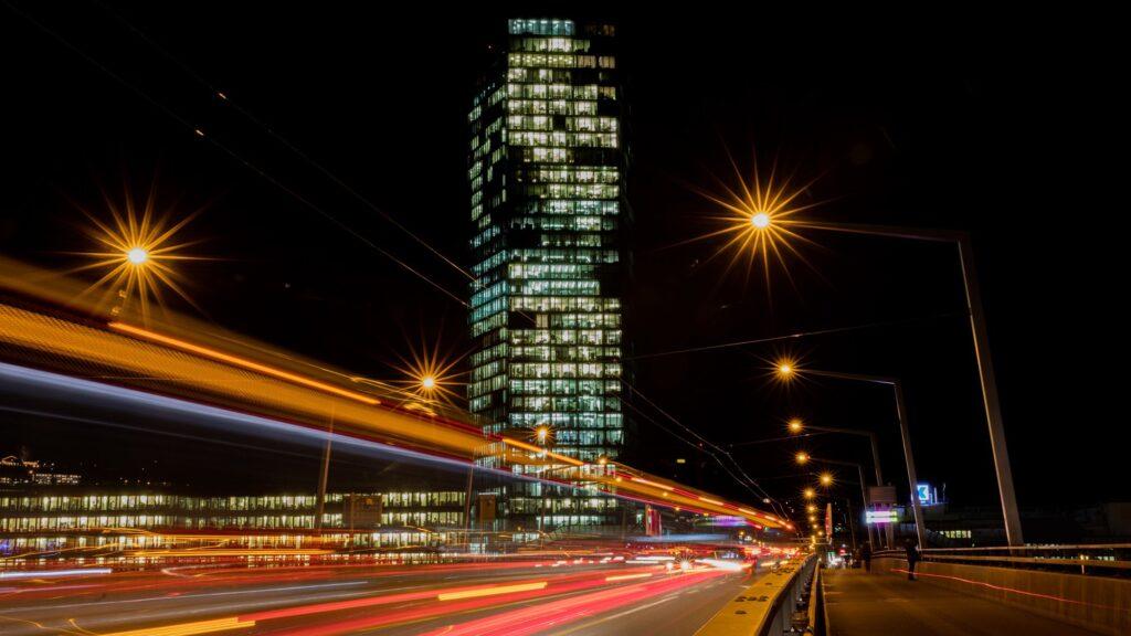 Stadt bei Nacht mit Lichtspuren – Hoop Forum 2024