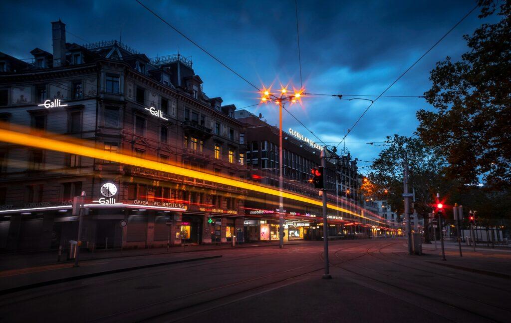 Strasse bei Nacht mit Lichtspuren – schnellere Gründungen und Änderungen mit Hoop