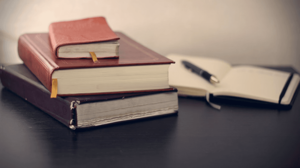 Bücherstapel mit Notizbuch und Stift – rechtlicher Rahmen für Handelsregisteränderungen