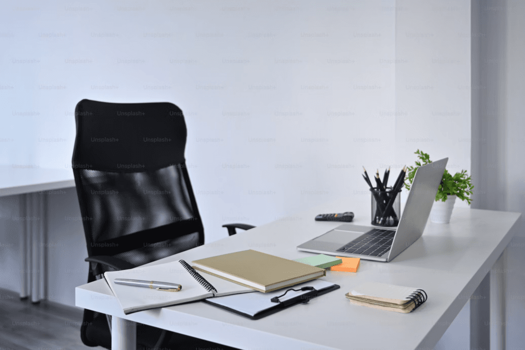 Arbeitsplatz mit Laptop und Bürostuhl – wann bei Gesellschaftsänderungen ein Notar nötig ist