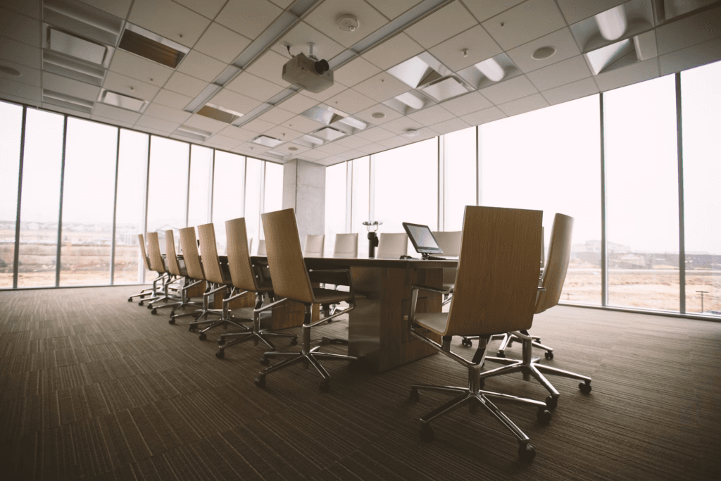 Konferenzraum mit Fensterfront – Unternehmens-Identifikationsnummer (UID)