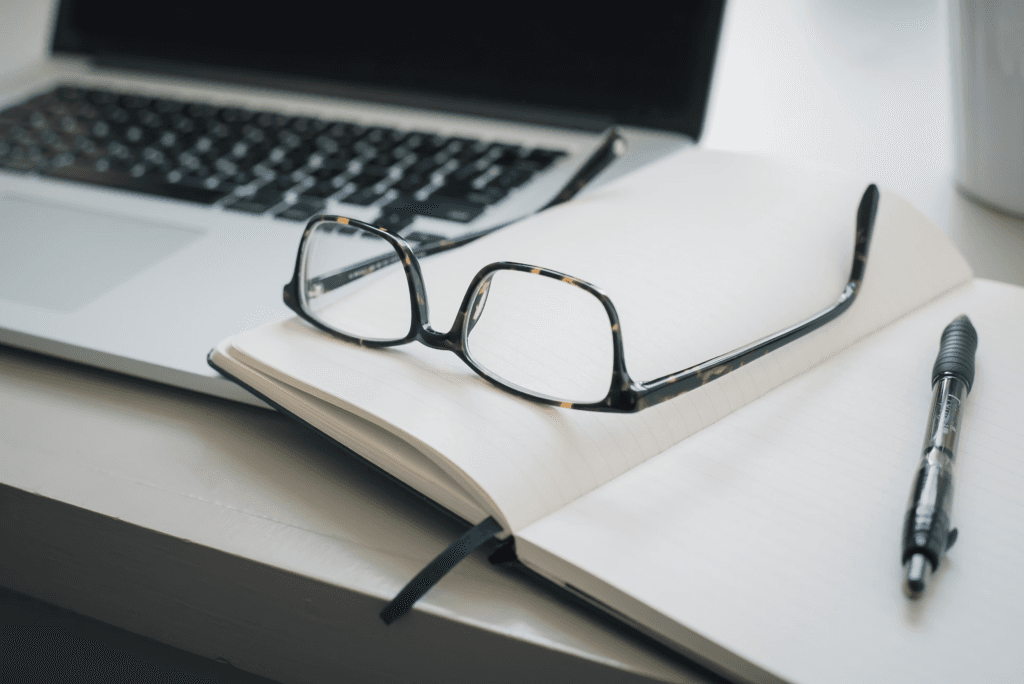 Notizbuch, Brille und Stift – geschützte Abkürzungen und Zweckprüfung