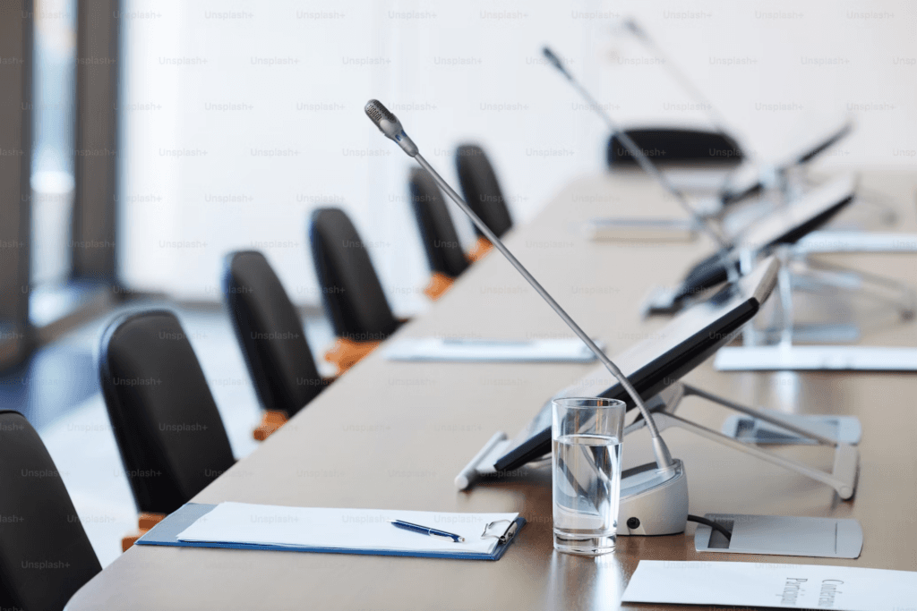 Sitzungszimmer mit Konferenztisch – Firmenangaben nach der Generalversammlung aktualisieren