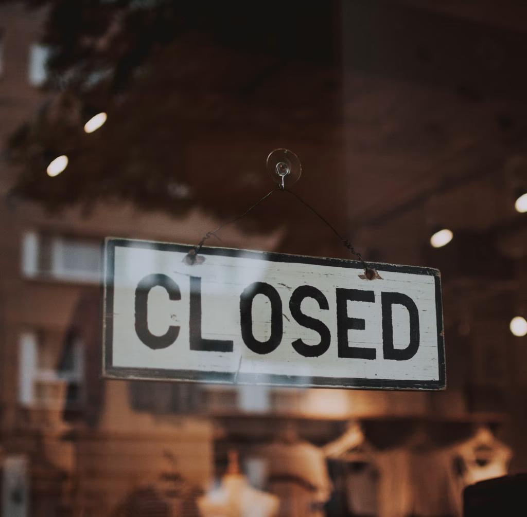 Schild «Closed» an einer Tür – Verschärfung des Konkursrechts 2025