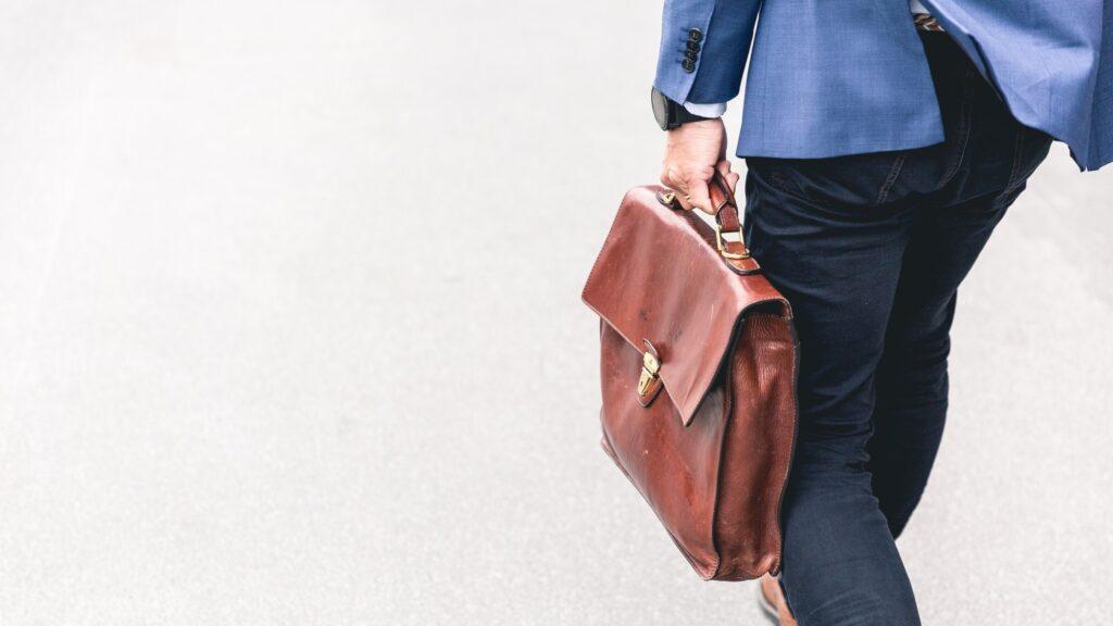 Persona con una borsa di pelle marrone – la ditta individuale in Svizzera