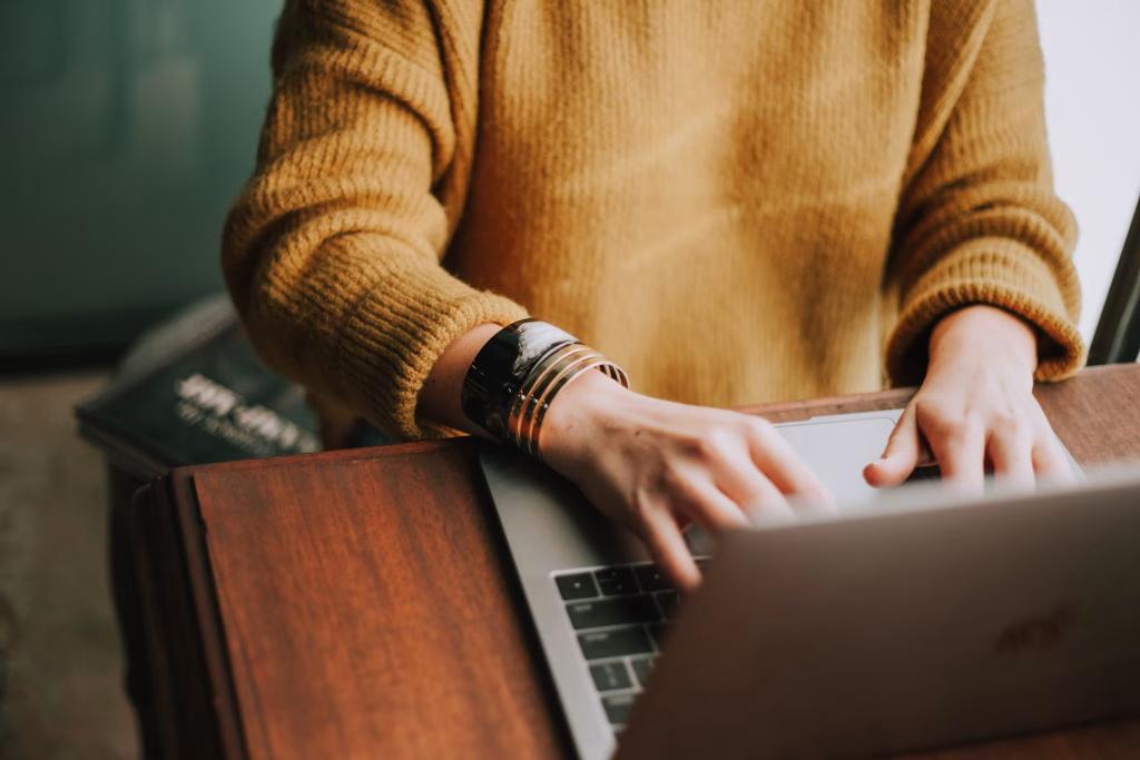 Person arbeitet am Laptop – Firmenänderungen mit Hoop