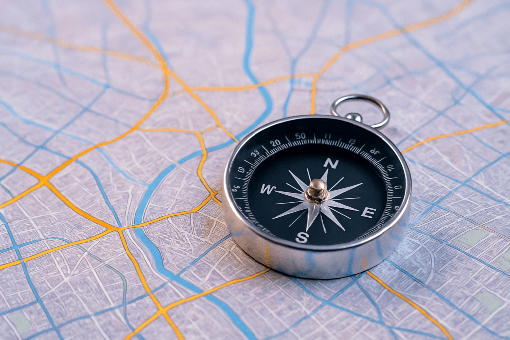 Boussole sur une carte – définition du but social pour les nouvelles entreprises